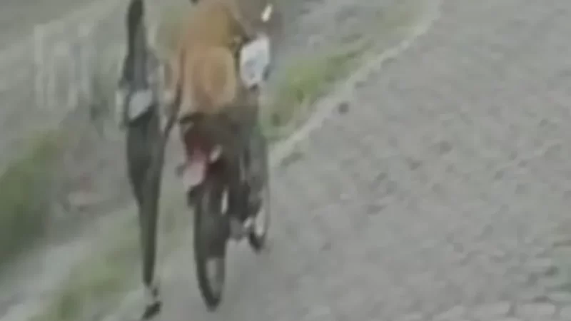 Motociclista acerta tapa na bunda de mulher com bebê no colo