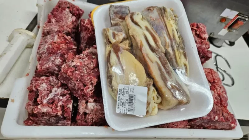 Visa apreende 120 kg de carne estragada em supermercado do Vergel