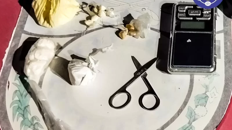 Acusados de tráfico atiram contra PMs e fogem por rio; um foi detido