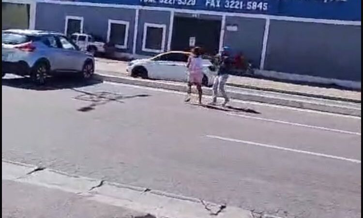 Homem é flagrando agredindo mulher com garrafa após acidente de trânsito