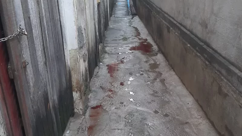 Homem é morto a pauladas em mercado público