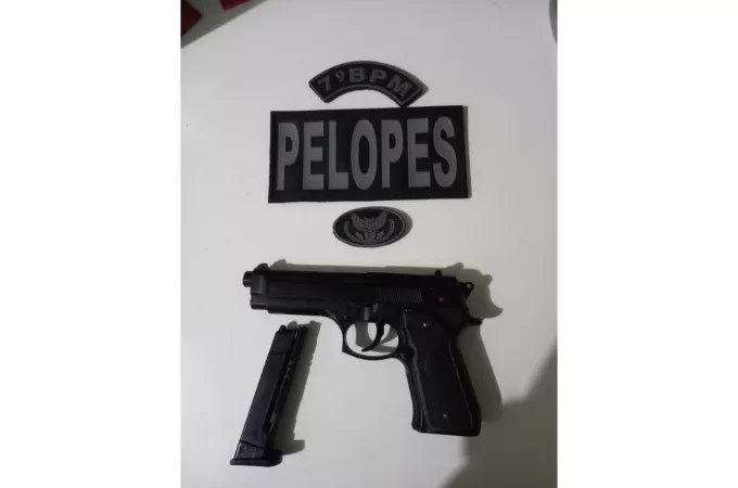 Escola aciona polícia após aluno postar foto de arma nas redes sociais