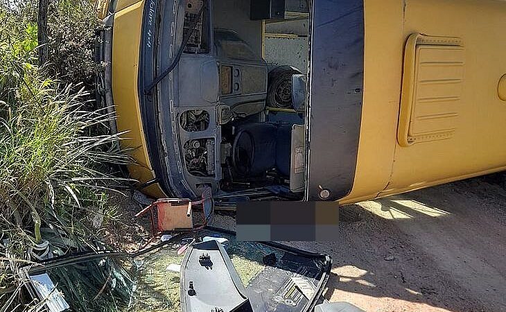 Motociclista morre e três pessoas ficam feridas em acidente com ônibus escolar