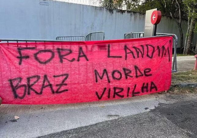 Protesto deixa rastros no CT do Flamengo