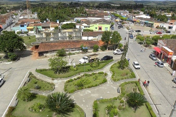 Após ser preso por desacato, homem xinga policiais e danifica viatura em Paulo Jacinto