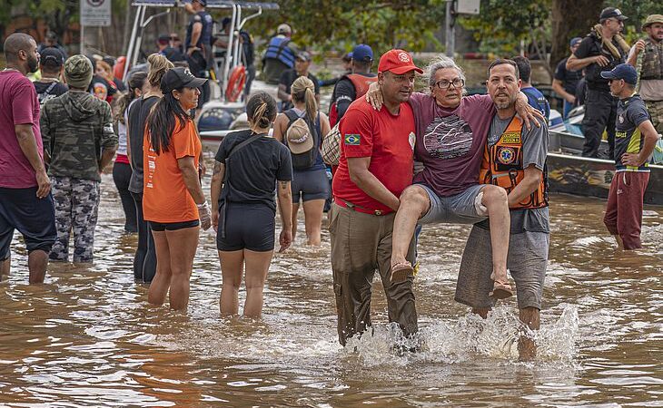 Número de desalojados dobra em 24 horas no Rio Grande do Sul; são mais de 327 mil