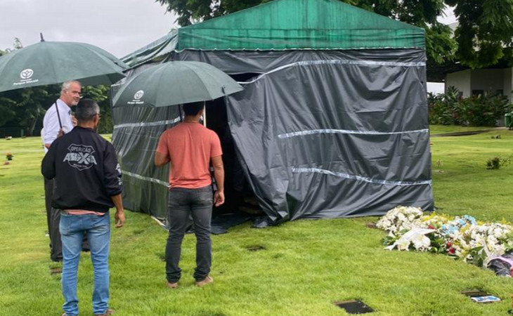 Corpos de crianças são exumados para investigar se elas foram envenenadas pela mãe