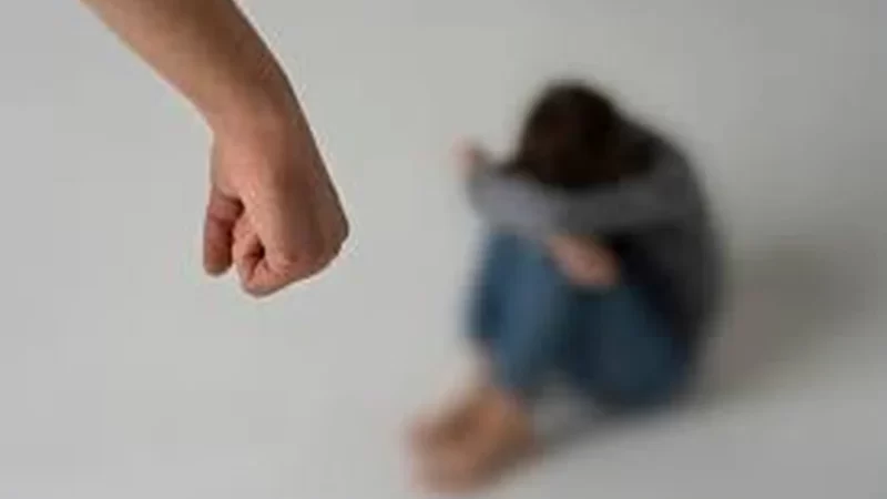 Babá é presa após agredir e deixar criança presa em geladeira