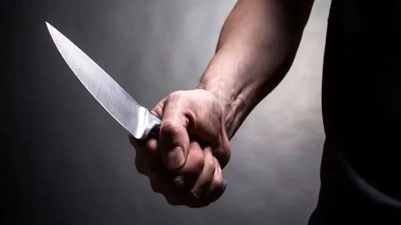 Homem é esfaqueado enquanto bebia na porta de casa