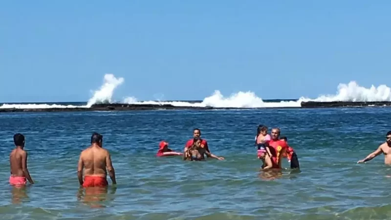 Turistas são resgatadas por bombeiros na Praia do Francês