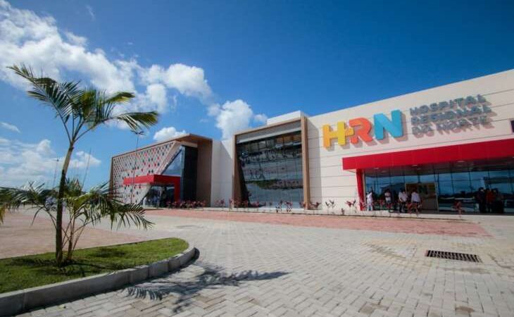 Briga em bar termina com um baleado e outro esfaqueado; envolvido consegue fugir de hospital