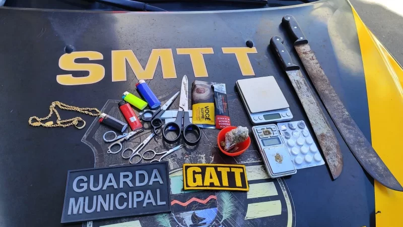 Fiscalização flagra veículo transportando maconha e armas brancas
