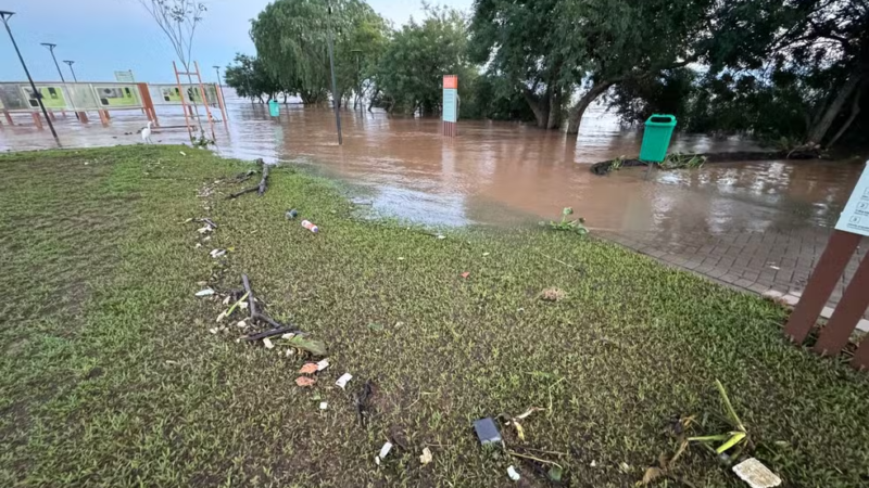 Nível do Guaíba baixa 8 cm em 24 horas; água parou de avançar em ruas de Porto Alegre
