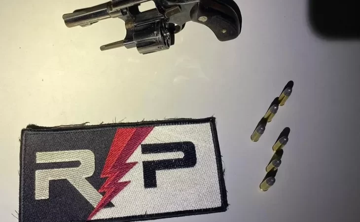 Suspeito é preso com arma de fogo após denúncia de vizinho