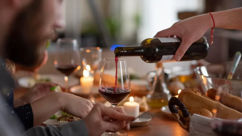 Nem vinho: beber qualquer dose de álcool já aumenta o risco de morte