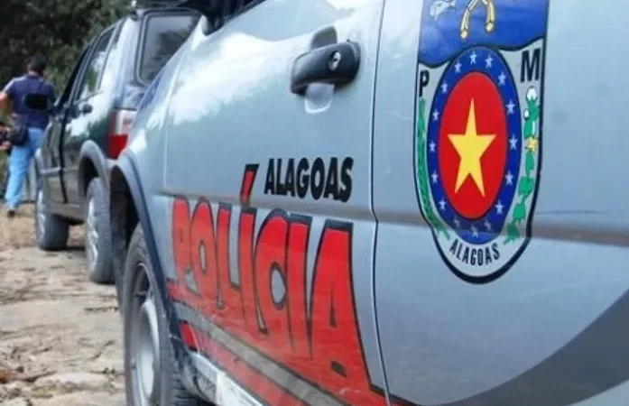 Motorista é preso após colidir veículo em ônibus escolar e invadir base da PM