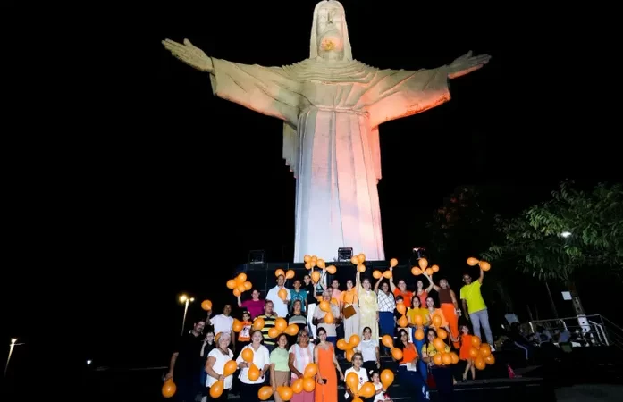 Cristo do Goití recebe iluminação laranja em apoio ao combate ao abuso e exploração sexual de crianças e adolescentes