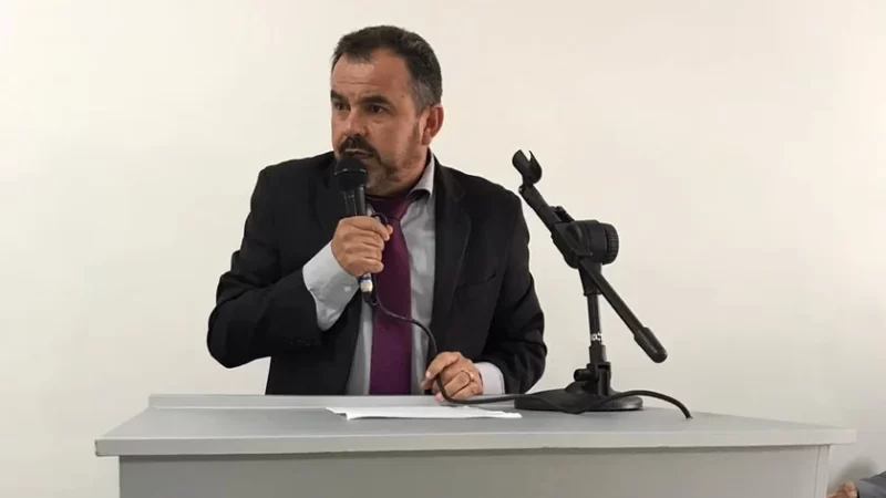 Prefeito é criticado severamente depois que criou orçamento de cerca de 10 milhões somente para palco de festas, diz vereador