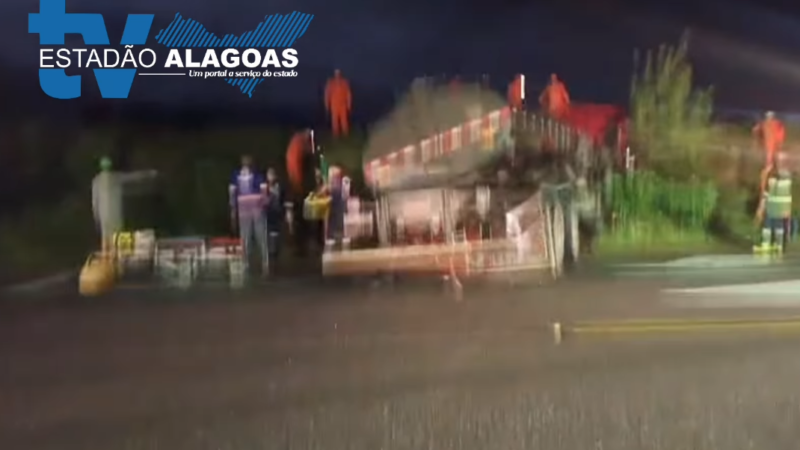 Motorista perde o controle de caminhão e fica ferido na BR-316, em Minador do Negrão