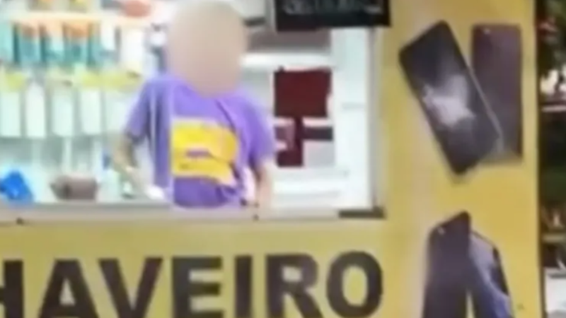 Fiação de poste cai em trailer na Jatiúca e homem fica impedido de sair