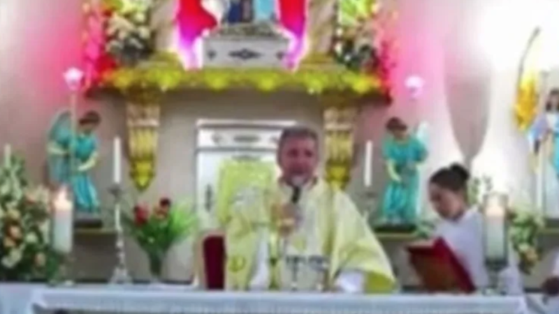 Padre é afastado após ser extorquido por fiel com quem teve relacionamento