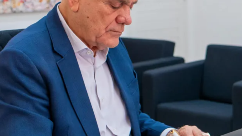 Com viagem de Paulo a Lisboa, Ronaldo Lessa assume governo de AL