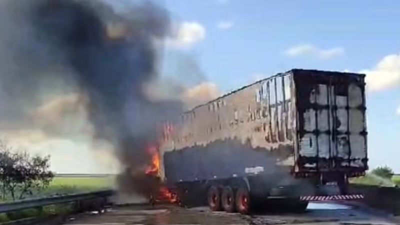 Caminhões batem e pegam fogo em Pilar; uma pessoa ficou ferida
