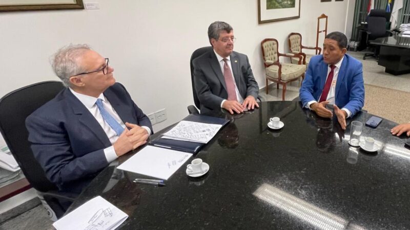 Prefeito Júlio se reúne com senadores Renan Calheiros e Fernando Farias em Brasília