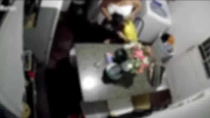 Madrasta gravada agredindo enteada é procurada pela polícia