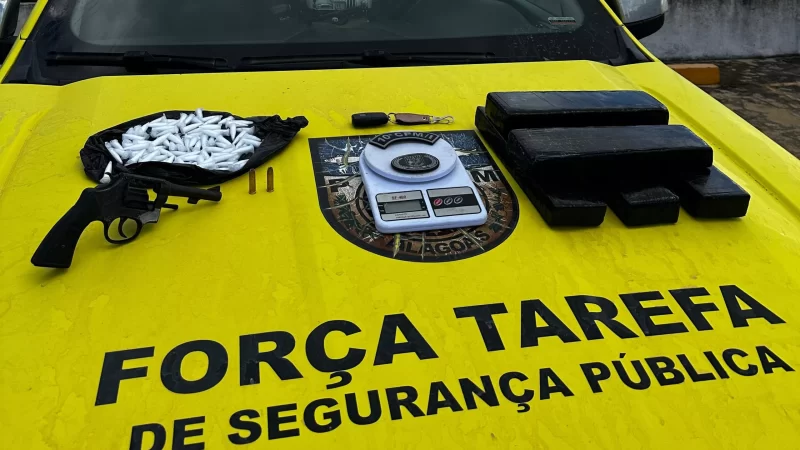 Após abordagem a veículo, PM apreende arma de fogo e 4,5 quilos de maconha