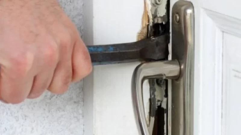 Mulher tem casa invadida e criminoso furta TV, celular e roupas