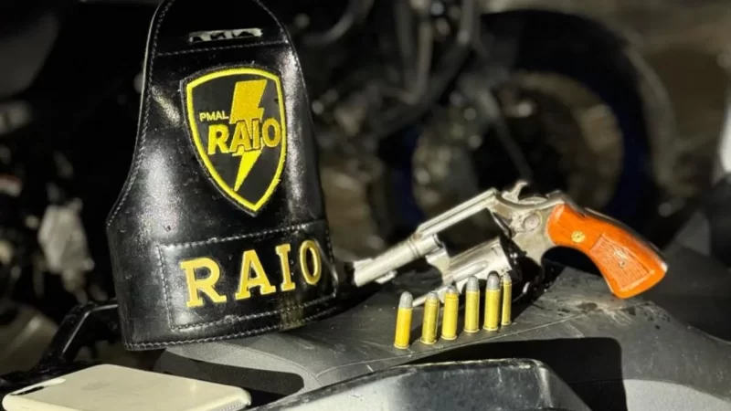 Motociclista é flagrado com arma após desobedecer ordem de parada em blitz