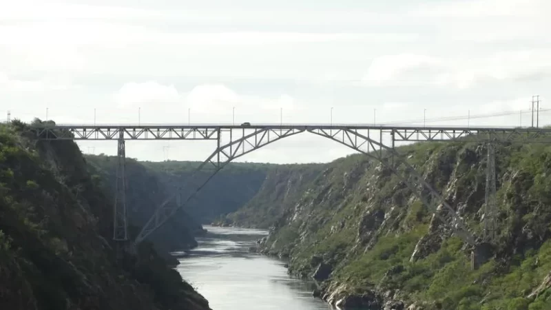 Corpo de idoso é resgatado na ponte da divisa entre Alagoas e Bahia, na cidade de Delmiro Gouveia