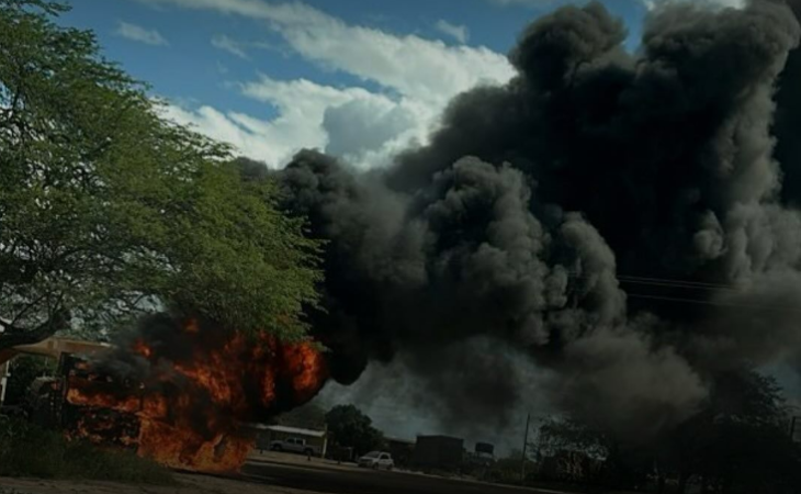 Problema na parte mecânica causa incêndio em carreta estacionada em posto de combustível