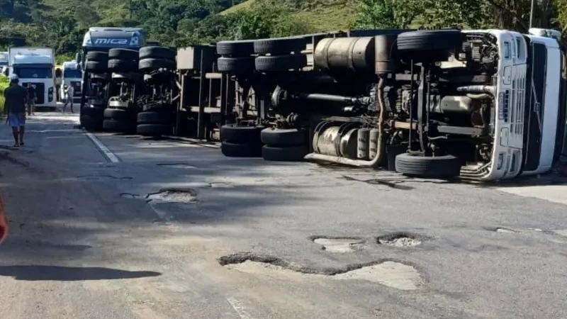 Caminhão carregado com garrafas tomba na BR-101, em Flexeiras