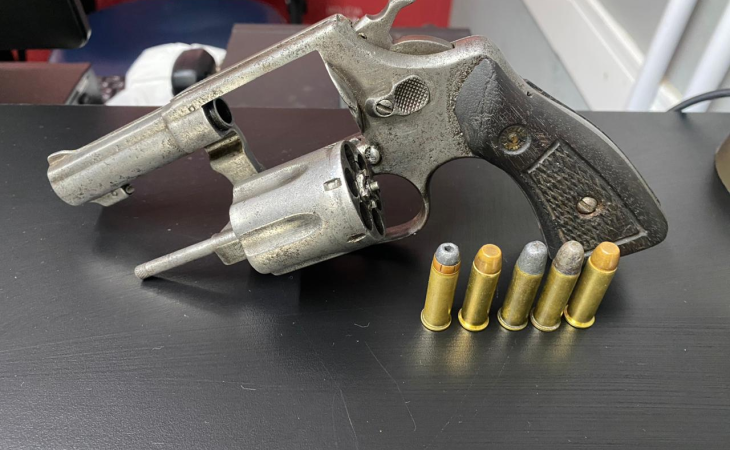 Jovem é preso com arma de fogo e diz que comprou para se defender