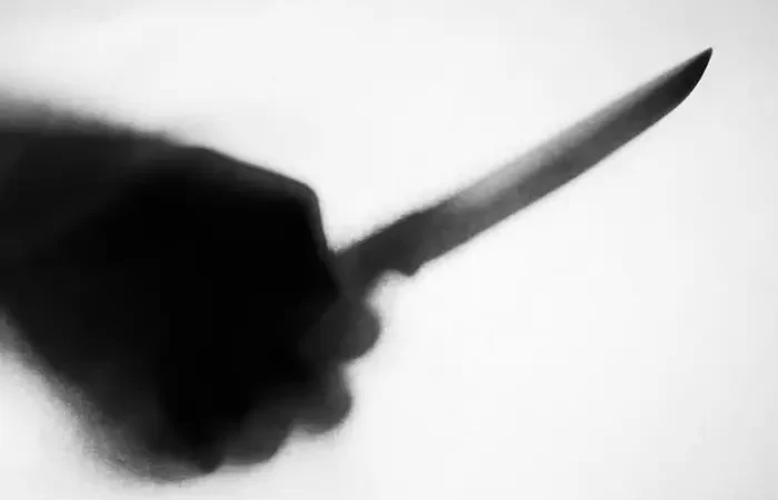 Venezuelano é esfaqueado por casal em praça pública e é socorrido para hospital