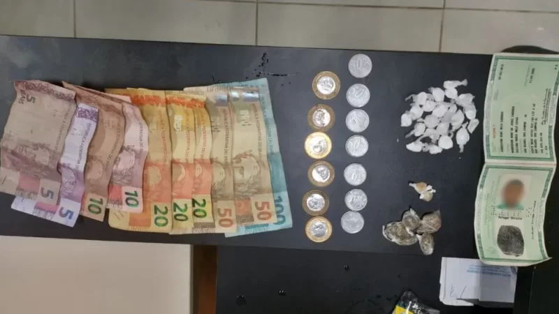 Jovem é preso e menor apreendido em flagrante por tráfico de drogas