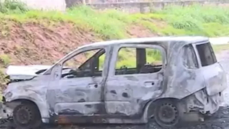 Bombeiros encontram corpo de mulher ao apagar incêndio em carro