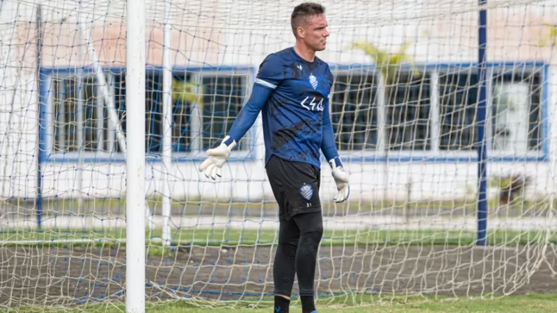 CSA fecha com novo goleiro e acerta saída do volante Pedro Favela