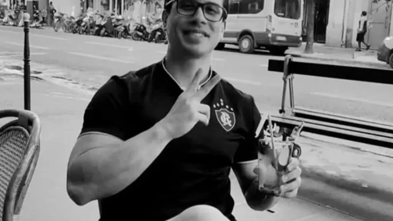 Cantor de 35 anos morre no palco após receber descarga elétrica