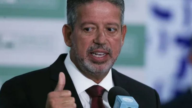 Arthur Lira tenta mudar imagem com eleitorado feminino em encontro de mulheres em Maceió