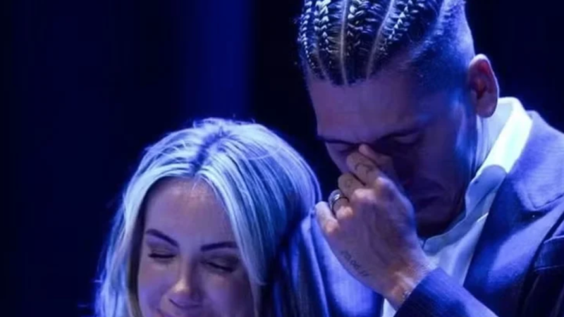 Jogador de futebol Roberto Firmino se torna pastor de igreja evangélica fundada por ele