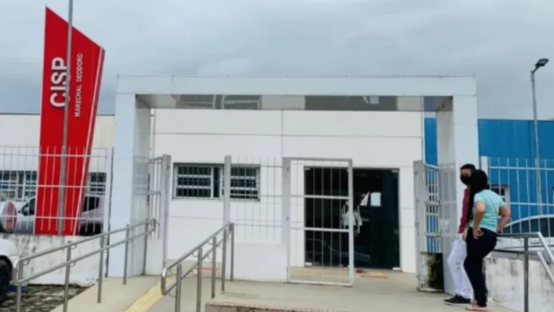 Mulher estupra marido com vergalhão de ferro em Marechal; filho de 10 anos filma