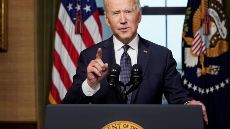Em primeiro discurso após desistência, Biden defende a democracia e diz que é hora de passar o bastão