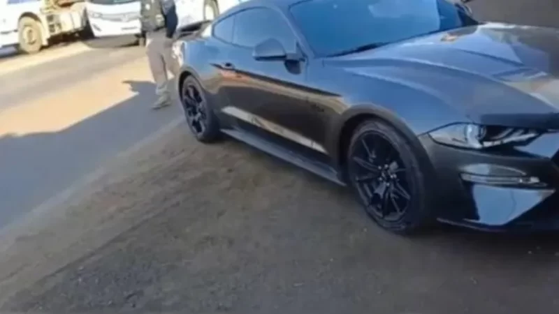 Carro de luxo com mais de R$ 30 mil em multas é apreendido