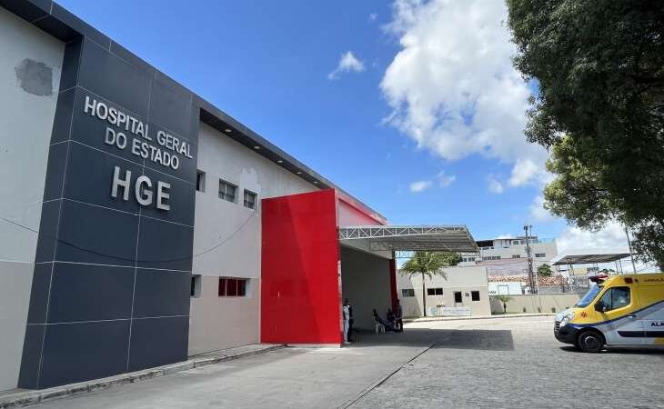 Suspeitos armados atiram contra morador de rua e bala perdida fere outra vítima