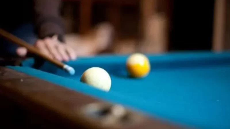 Homem morre após ser atingido por mesa de bilhar durante briga em bar