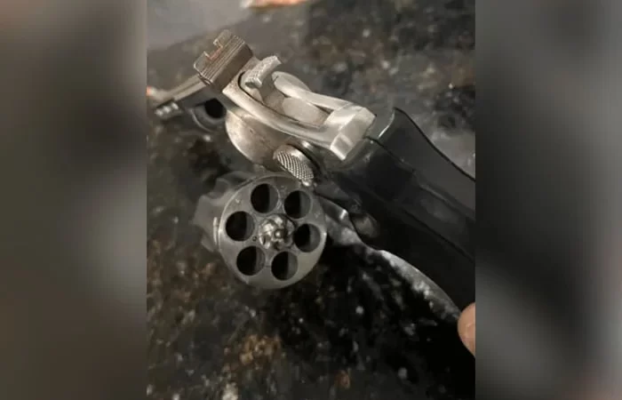 Menina de 9 anos morre com tiro acidental disparado por arma do pai