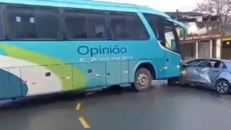 Motorista usa ônibus para destruir carro em briga de trânsito